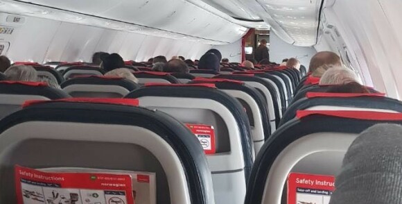 Passasjerer holdt i bombetruet fly i over to timer